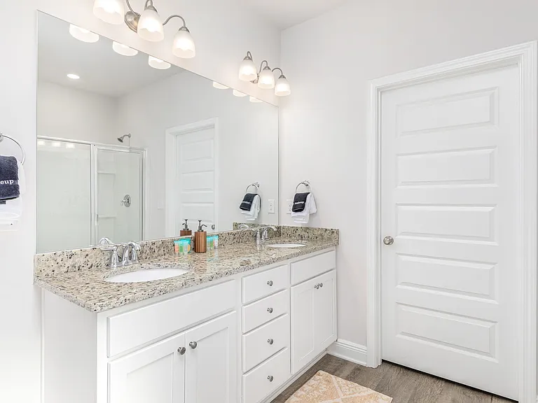 Owner's Bathroom|Double vanity|walk in closet