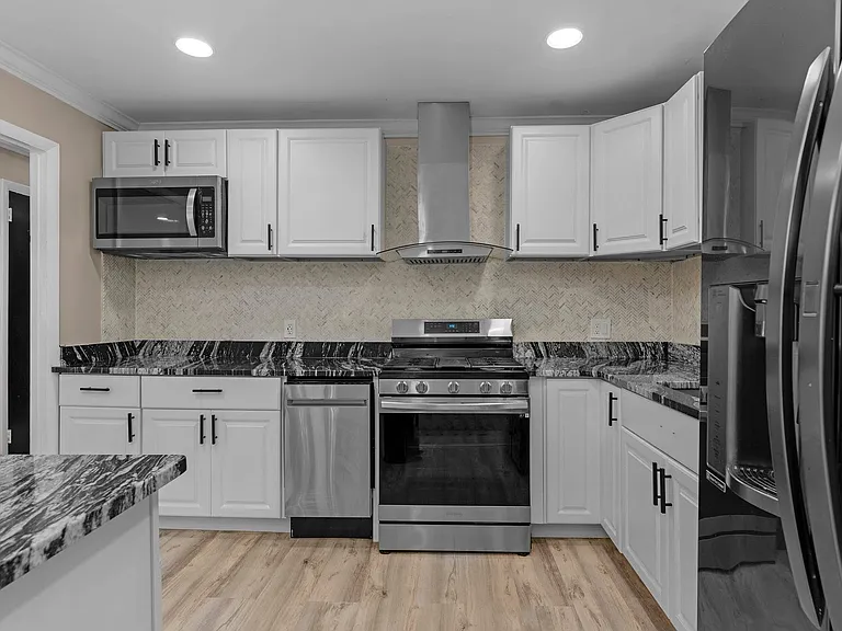 2431 Clydesdale Rd — Photo 2
