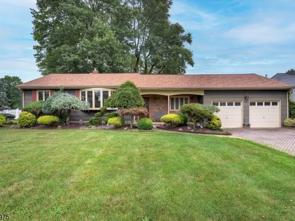 35 Woodcrest Ln, Green Brook Twp., NJ 08812
