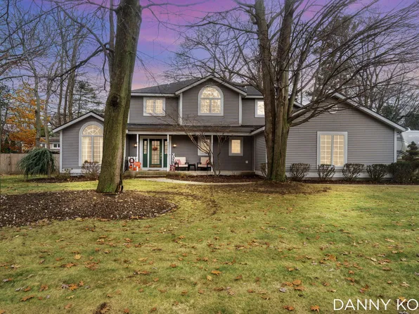 3911 Dunes Pkwy, Norton Shores, MI 49441