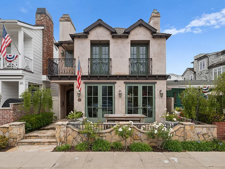 213 Coral Ave — Photo 1