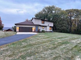 2105 Skylane Rd, Muscatine, IA 52761