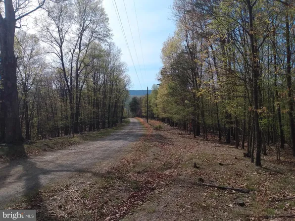 84 Round Top Ln, Berkeley Springs, WV 25411