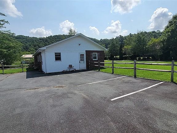 4th image of 136 Ivy Dr