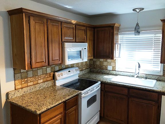 3rd image of 108 E Avenue F