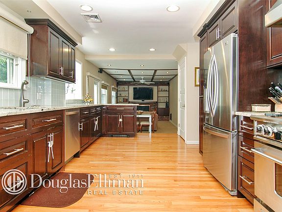 4th image of 82 Soundview Dr