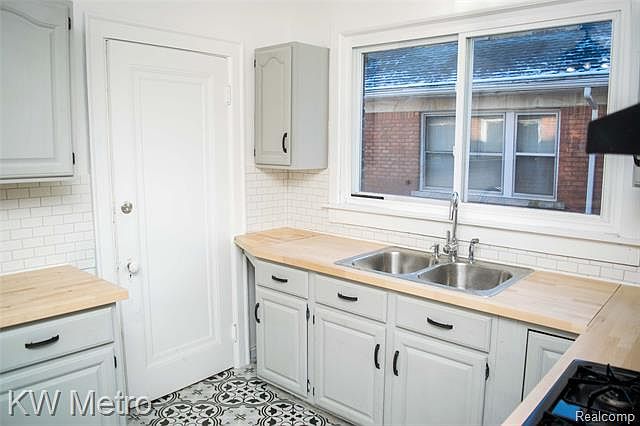 1st image of 16872 La Salle Ave