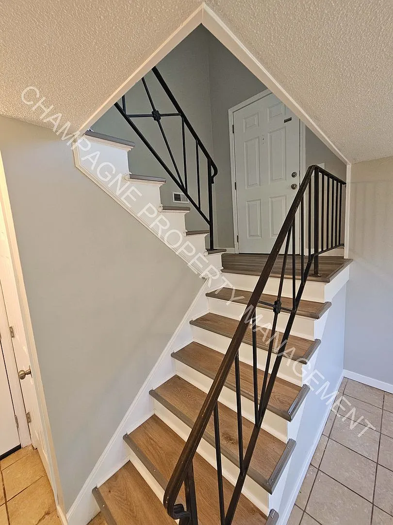 1307-1309 N Arrowhead Ridge — Photo 2