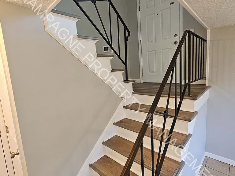 1307-1309 N Arrowhead Rdg — Photo 2