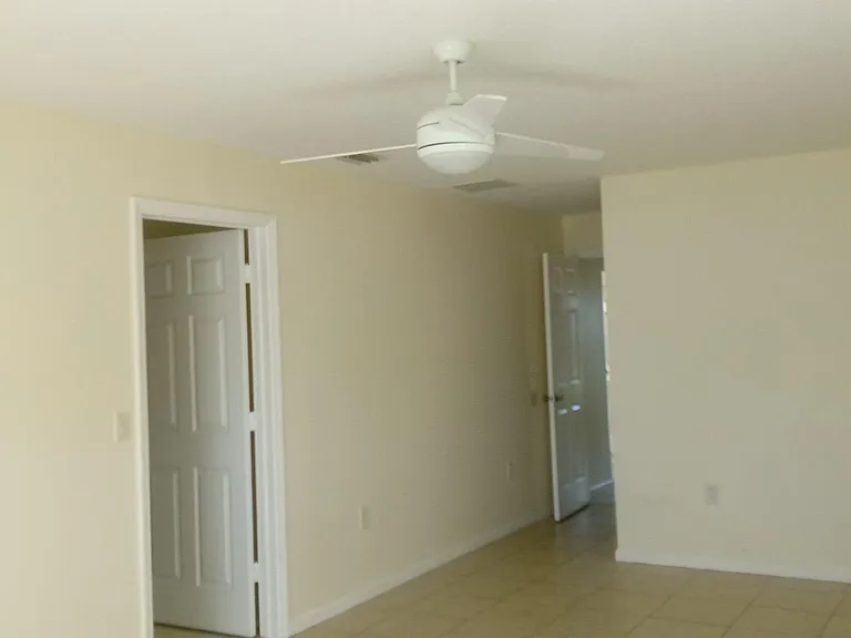 229 SW Chelsea Ter — Photo 8