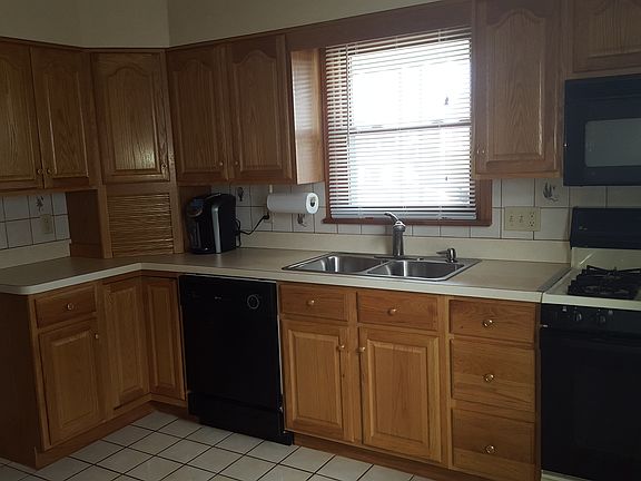 5th image of 15605 Montrose Ave