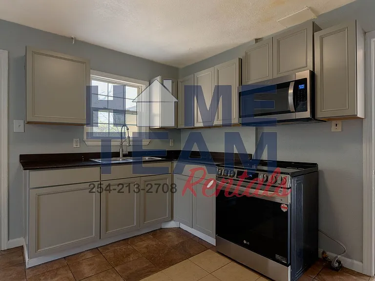 506 Powell St — Photo 4
