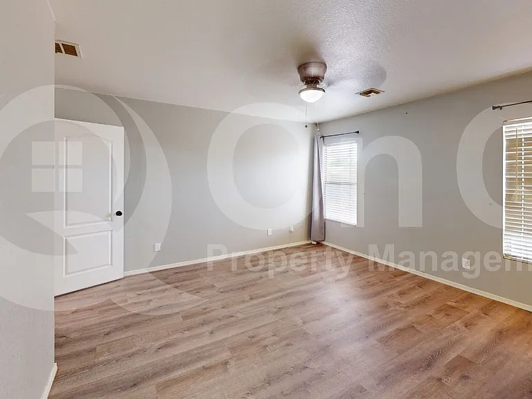 2735 E Liverpool Dr — Photo 5