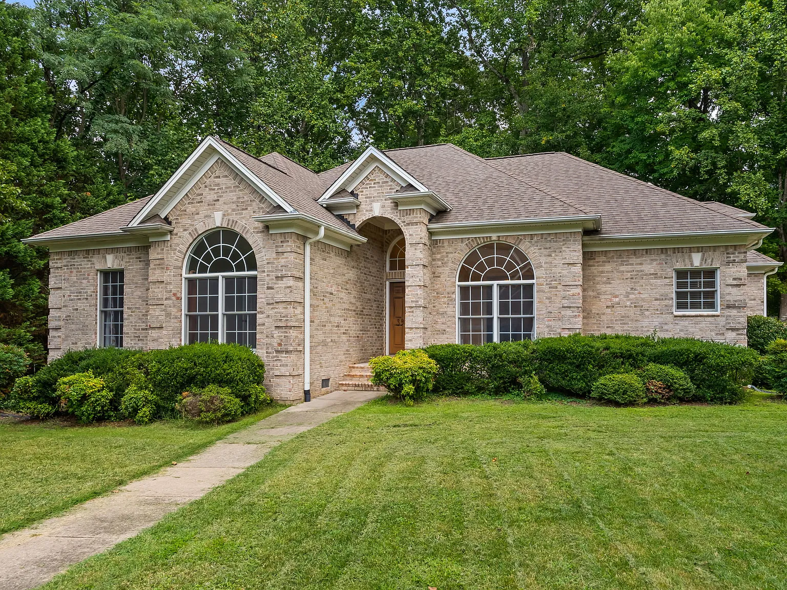 4 bed, 2.5 bath, 2417 sqft, $2,600 — Photo 2
