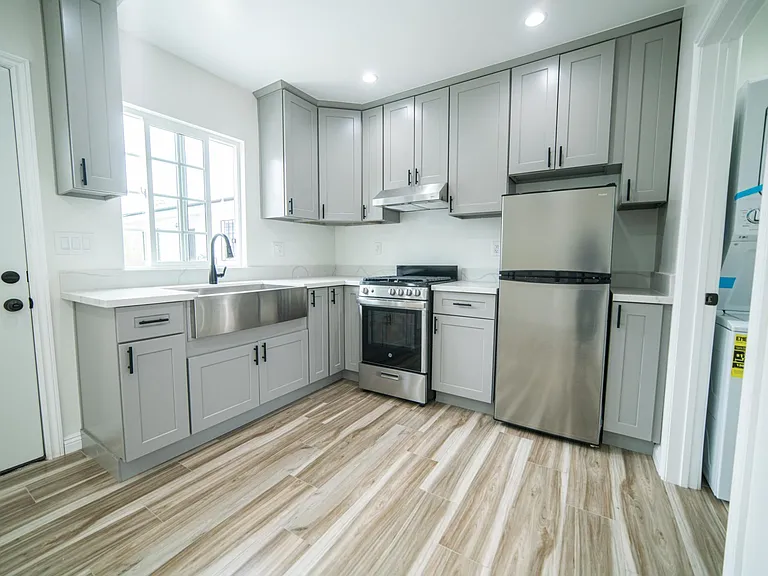 9580 Lev Ave — Photo 2