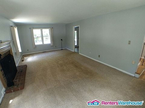4th image of 833 Moffat Ln