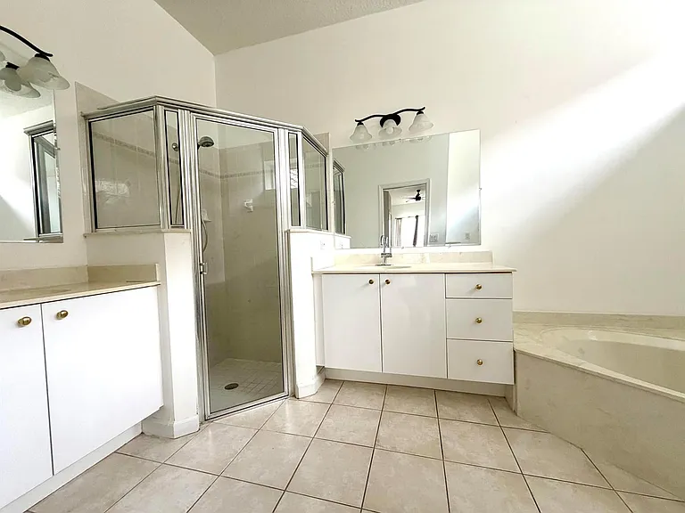 702 SW Aruba Bay — Photo 11