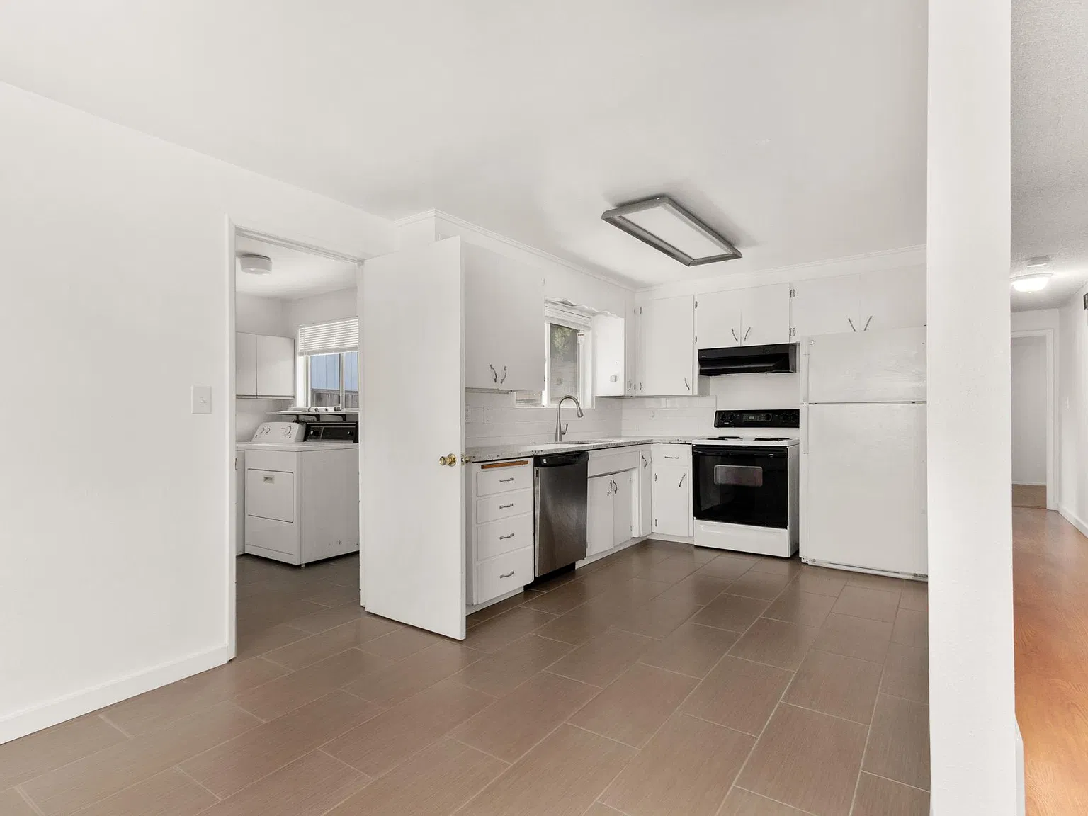 3 bed, 1050 sqft, $2,500 — Photo 4