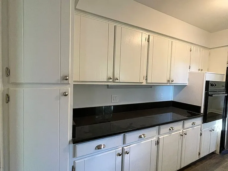 3212 Charing Cross Rd — Photo 25