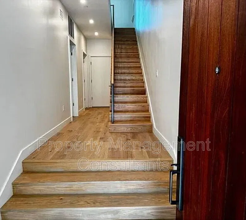 2 bed, 2.5 bath, 2900 sqft, $4,000 — Photo 4