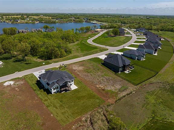 4th image of 573 S Shore Dr