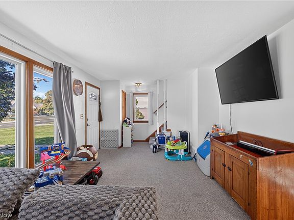 5th image of 415 E 305th St