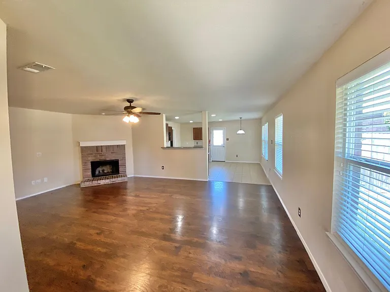 1921 Nightingale Dr — Photo 3