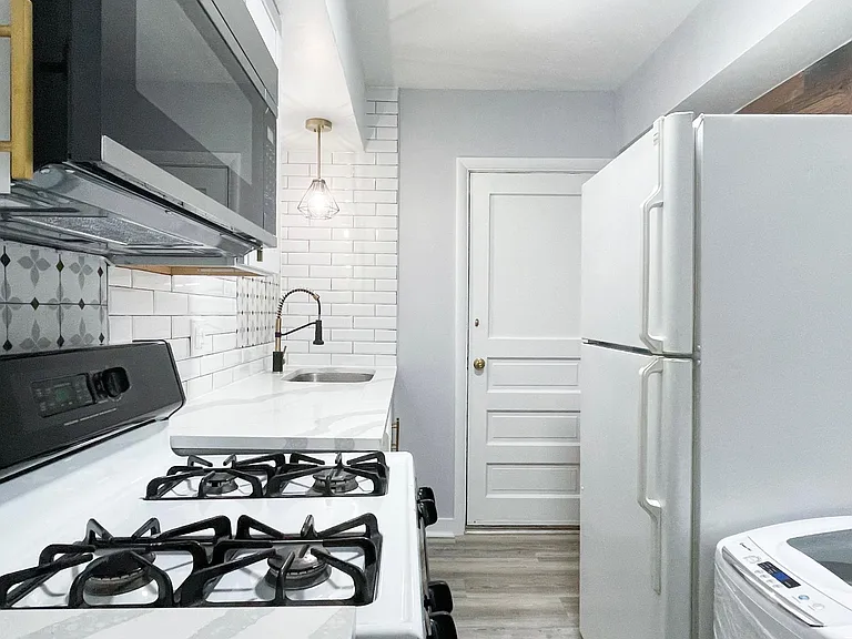 5735 Hobart St #3 — Photo 7