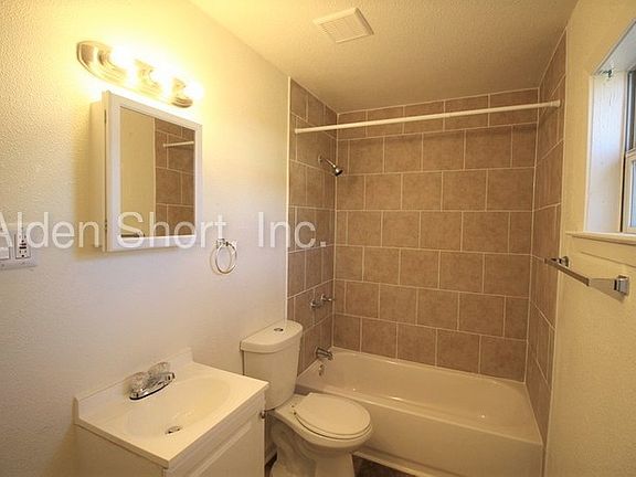 4th image of 1621 Nash St