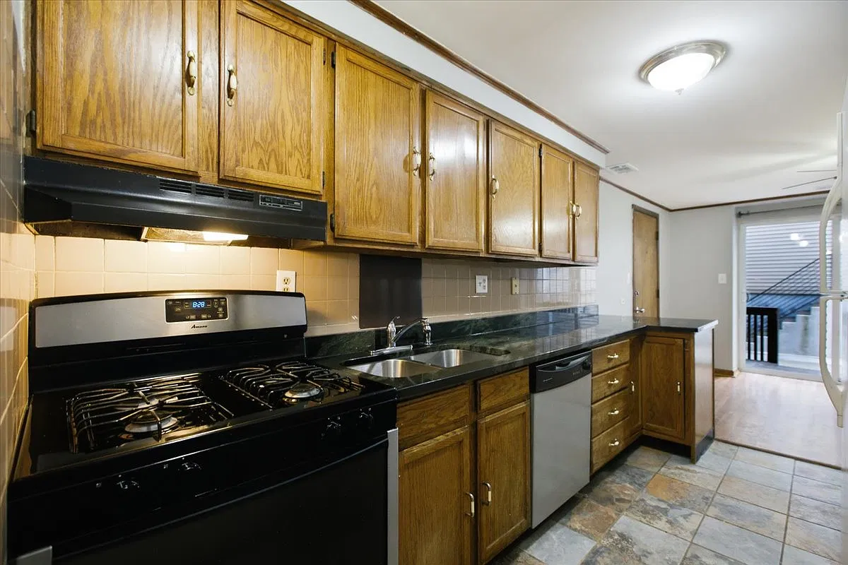 1128 W Diversey Pkwy — Photo 2