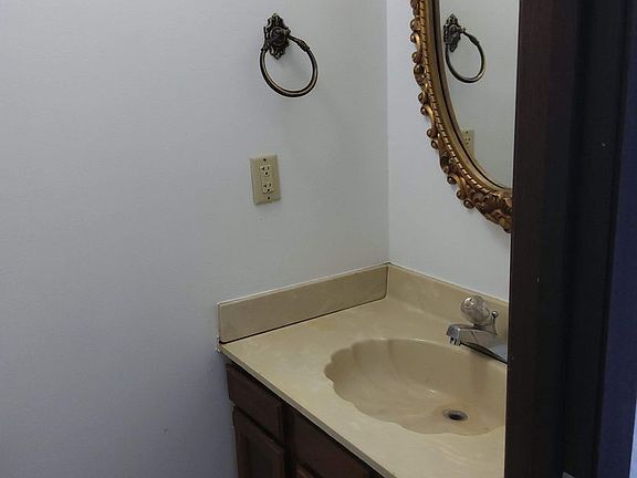 4th image of 618 Boxwood Dr APT 2