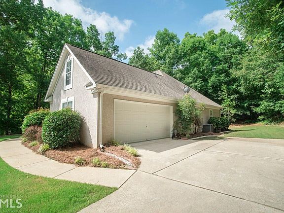 3rd image of 145 Foxlair Cir