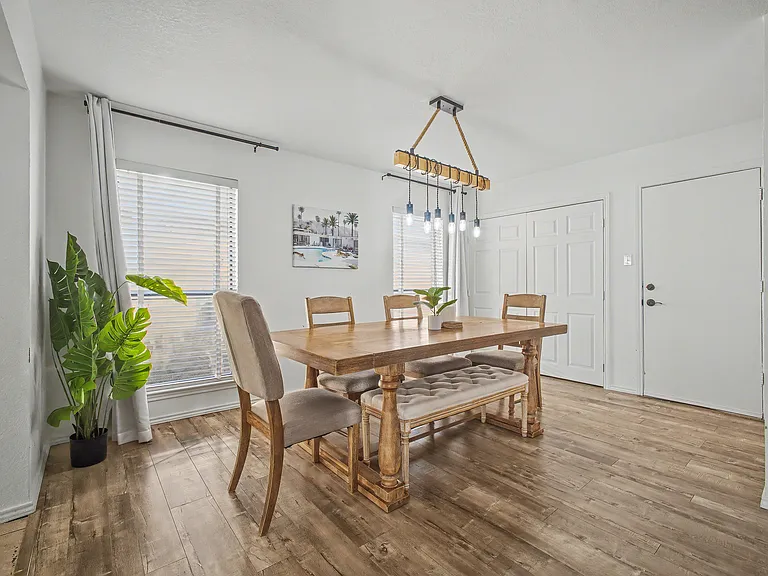 913 Sandhurst Dr — Photo 13