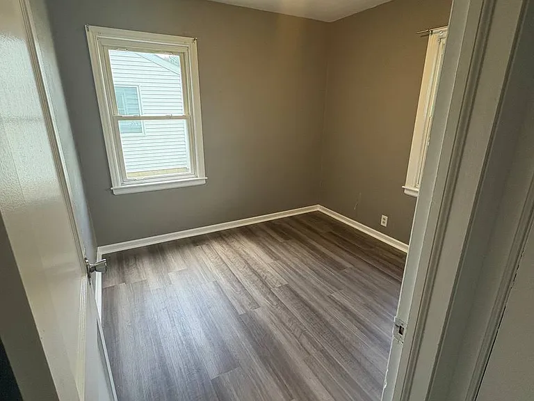 1121 Locke Ave — Photo 4