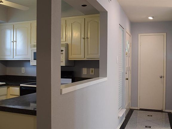 4th image of 881 Wax Myrtle Ln #A