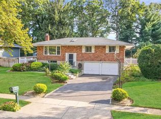 8 Hampton St, Hauppauge, NY 11788