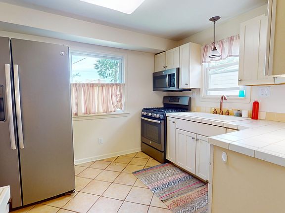 3rd image of 4004 Wellington Ave