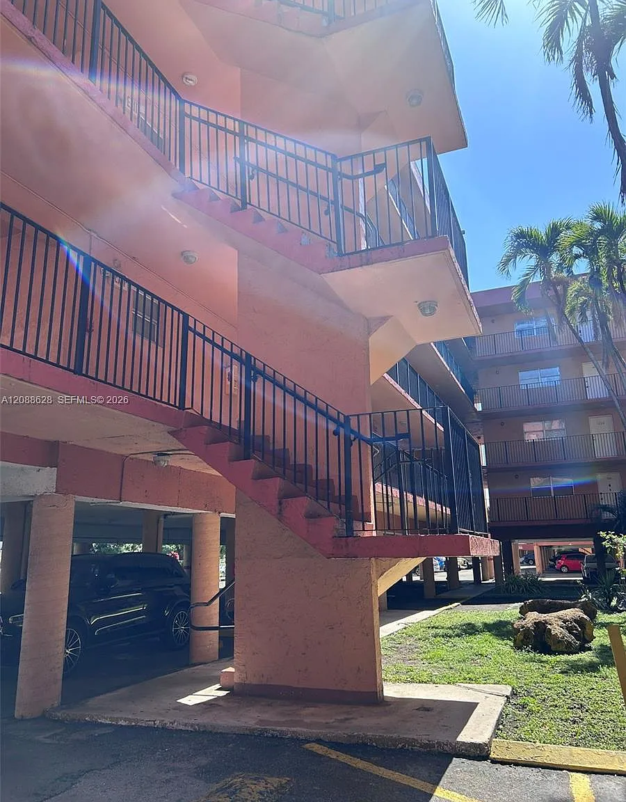 Palm-West Gardens Condo — Photo 3