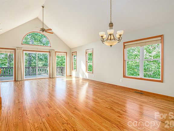 3rd image of 299 Carriage Summitt Way