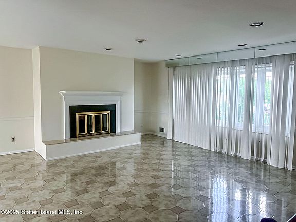 2nd image of 350 Wainwright Ave