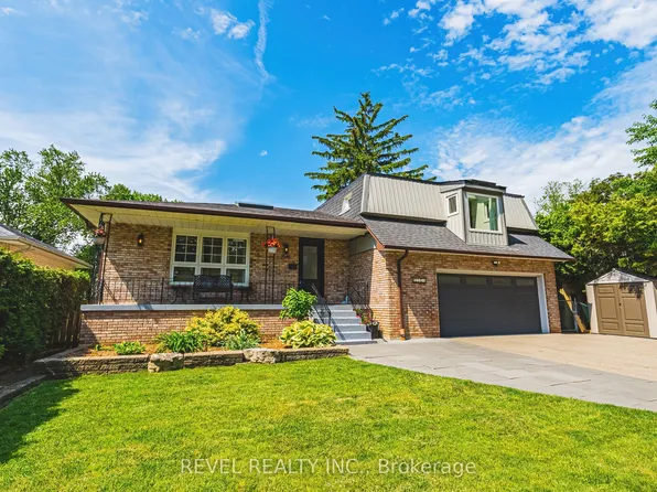 2546 Robinson St, Mississauga, ON L5C 2P3