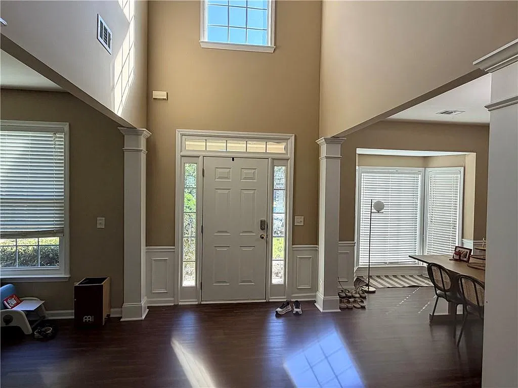 4 bed, 2.5 bath, 2658 sqft, $2,800 — Photo 2