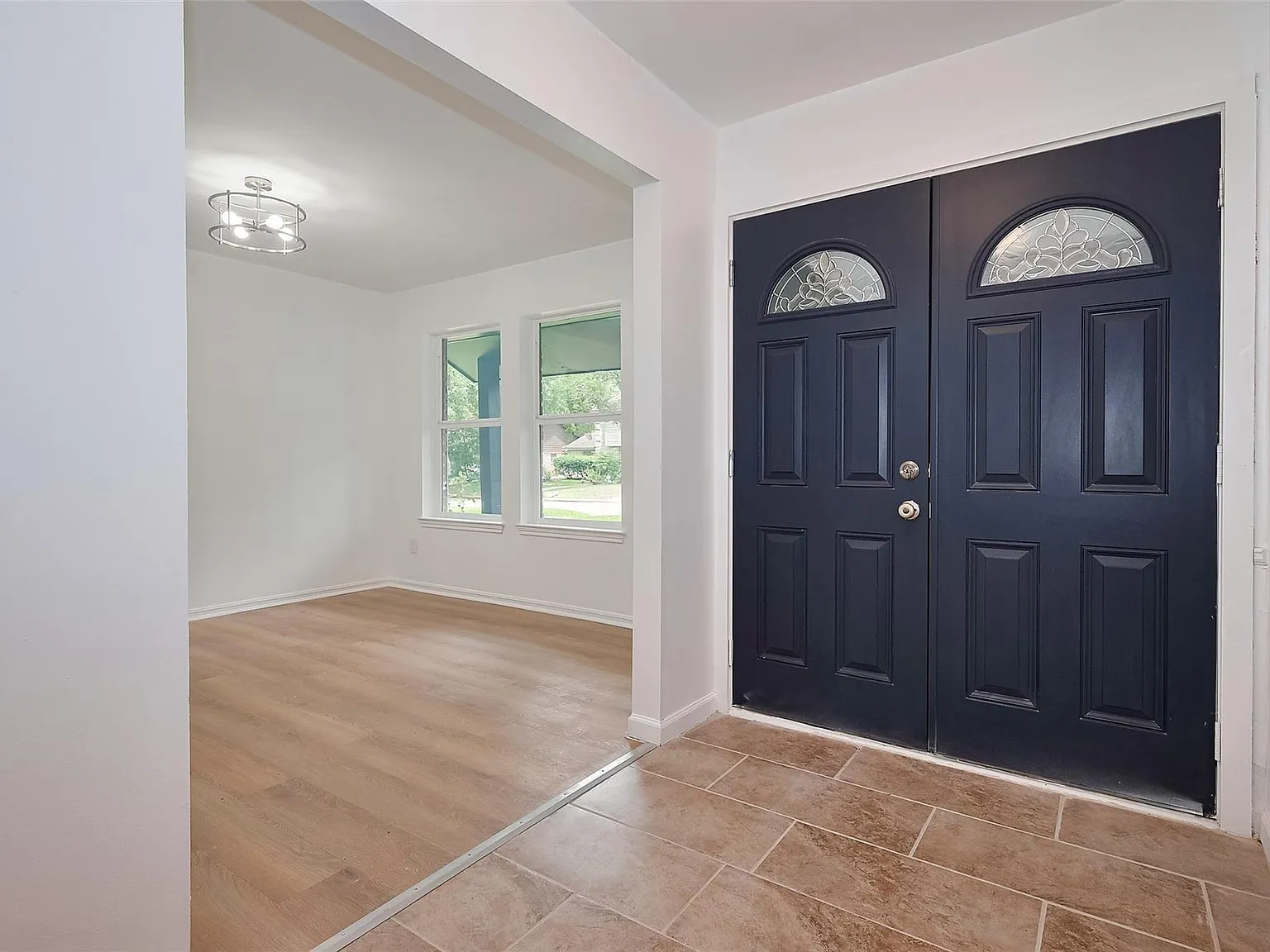 4 bed, 2.0 bath, 1871 sqft, $2,100 — Photo 2