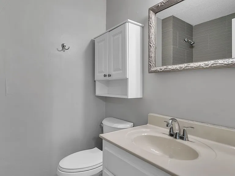 2921 W 63rd St — Photo 15
