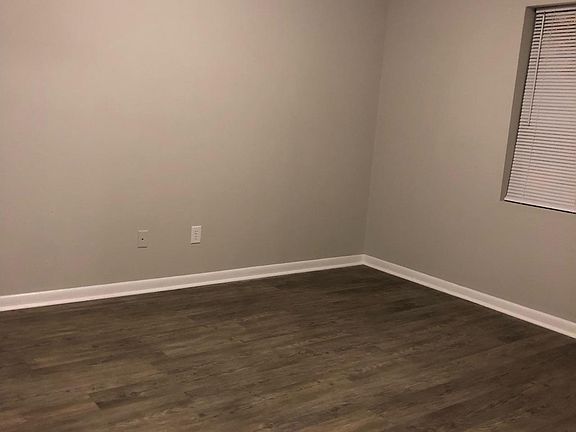 2nd image of 1100 Crescent Dr APT 5