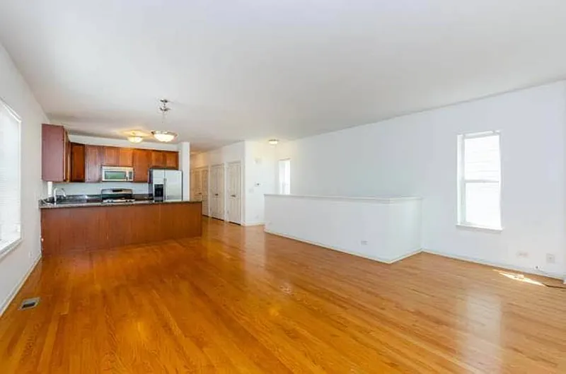 Modern 2 Bed, 2 Bath Unit in Chicago | Available Oct 2024 | $2000/month — Photo 3