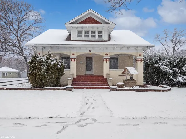32 E Maple Ave, Roselle, IL 60172