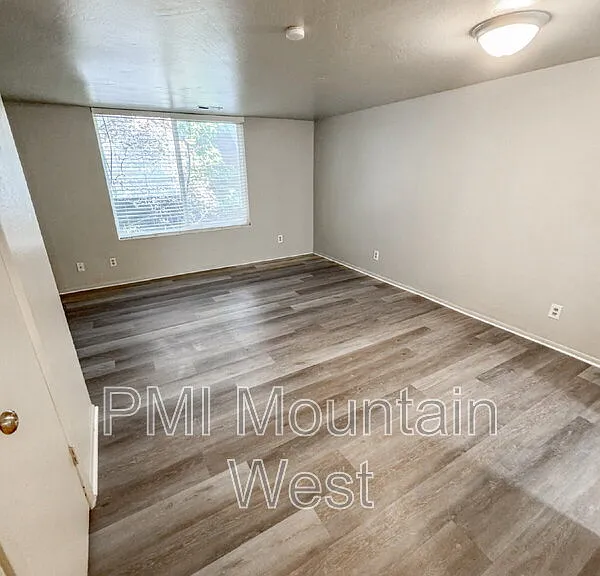 528 S 1100 E #4 — Photo 3