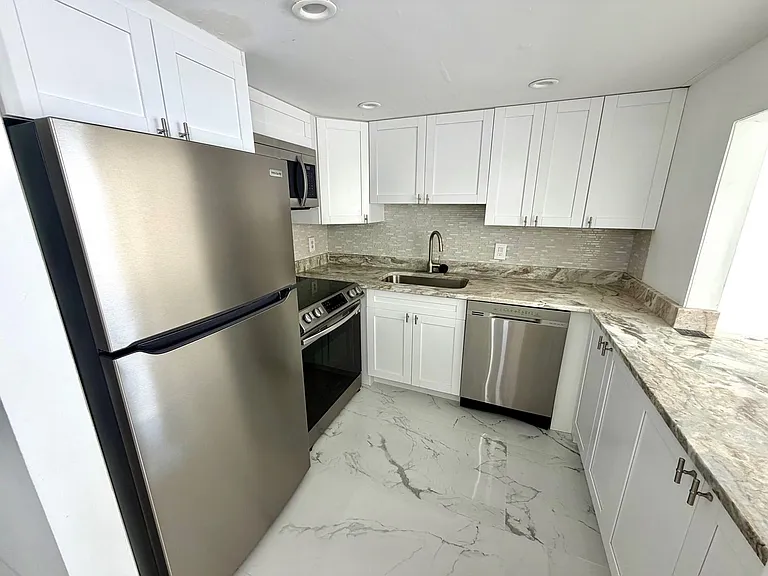 4550 Cove Cir #905 — Photo 4