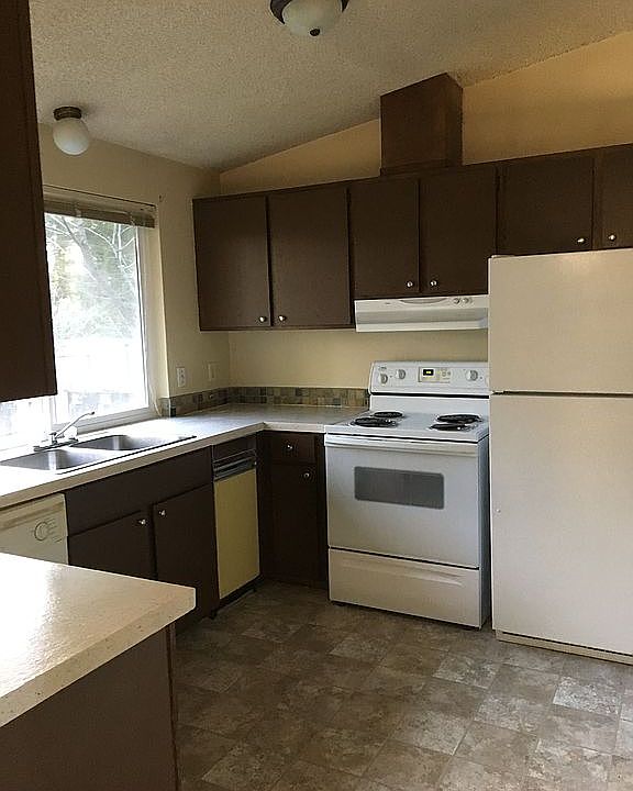 Kitchen w refreshed counters